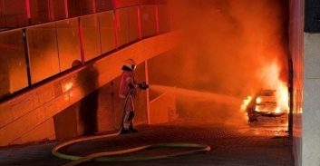 תוך שעה בנתניה: פיצוץ רימון בלובי בניין מגורים והצתת רכב