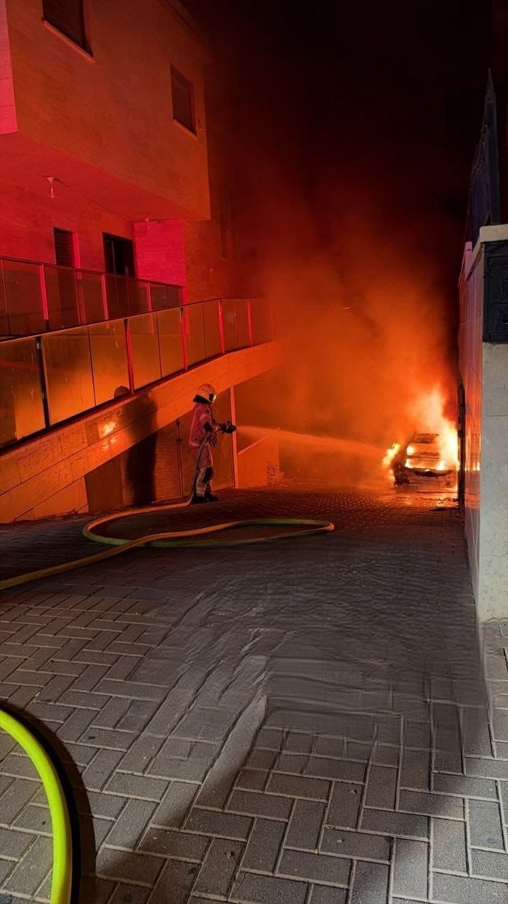 תוך שעה בנתניה: פיצוץ רימון בלובי בניין מגורים והצתת רכב
