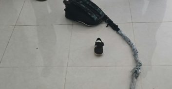 צפו: שוטרים חילצו אדם שנקשר בשרשראות לעמוד בטון בתל שבע