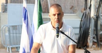 ראש עיריית כפר סבא, אשתו בכירים וגורמים עברייניים נעצרו בחשד לשוחד