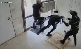 שני חשודים בשוד של סוכן תכשיטים בדרום ת"א שוחררו למעצר בית