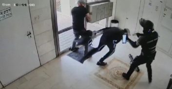 שני חשודים בשוד של סוכן תכשיטים בדרום ת"א שוחררו למעצר בית