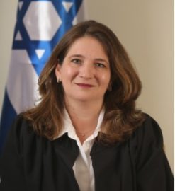עורכת דין זוכתה מאישומי זיוף ומרמה בשל מתלוננת סכיזופרנית ואובססיבית
